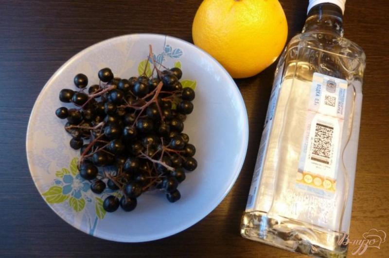 Фото приготовление рецепта: Настойка на черноплодной рябине с цедрой апельсина шаг №1