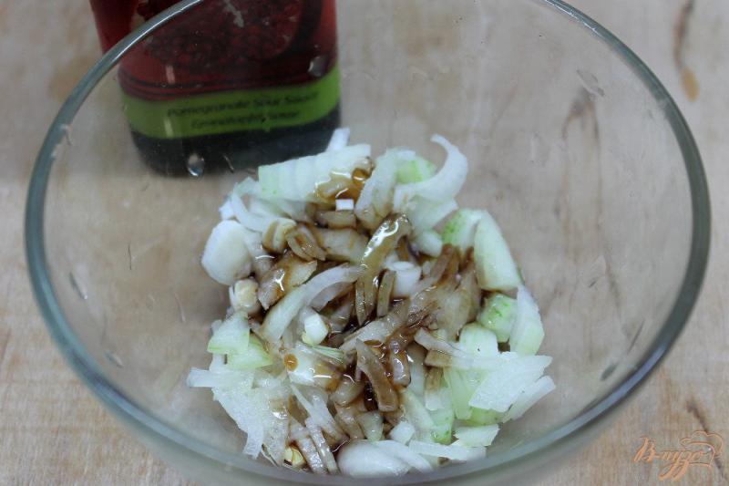Фото приготовление рецепта: Салат из морской капусты с яблоком и яйцом шаг №1