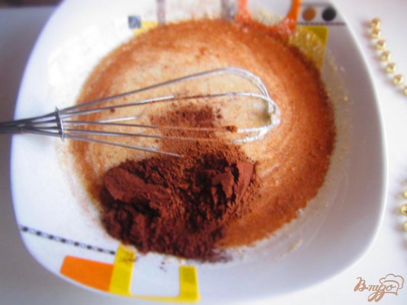 Фото приготовление рецепта: Шоколадный кекс на кефире шаг №3