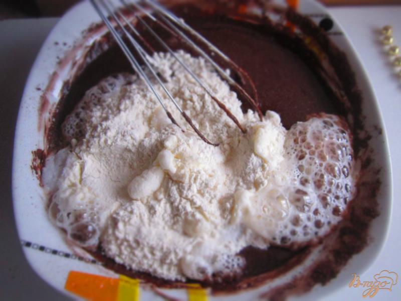 Фото приготовление рецепта: Шоколадный кекс на кефире шаг №4