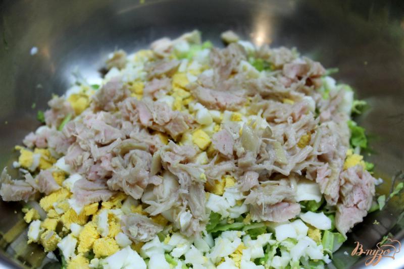 Фото приготовление рецепта: Салат из пекинской капусты с курицей и яйцом шаг №3
