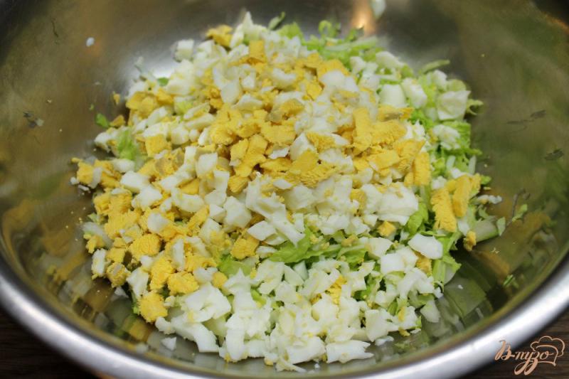 Фото приготовление рецепта: Салат из пекинской капусты с курицей и яйцом шаг №2