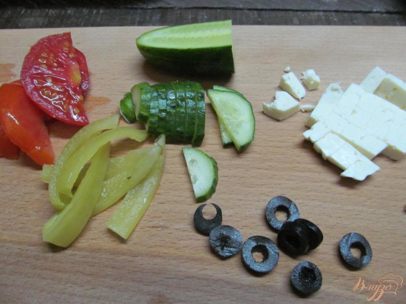 Фото приготовление рецепта: Салат из овощей и брынзы шаг №2