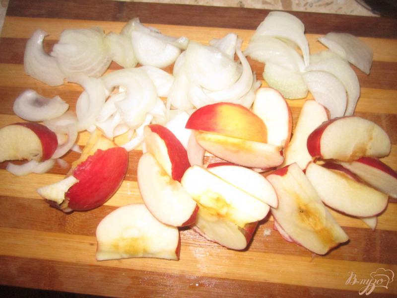 Фото приготовление рецепта: Куриная печень с яблоками и соевом соусе шаг №1