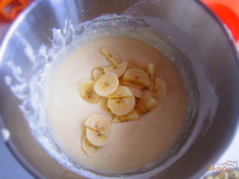 Фото приготовление рецепта: Кекс на кефире с бананами шаг №4