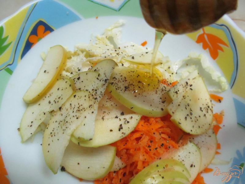 Фото приготовление рецепта: Салат из капусты с морковью и яблоком шаг №4