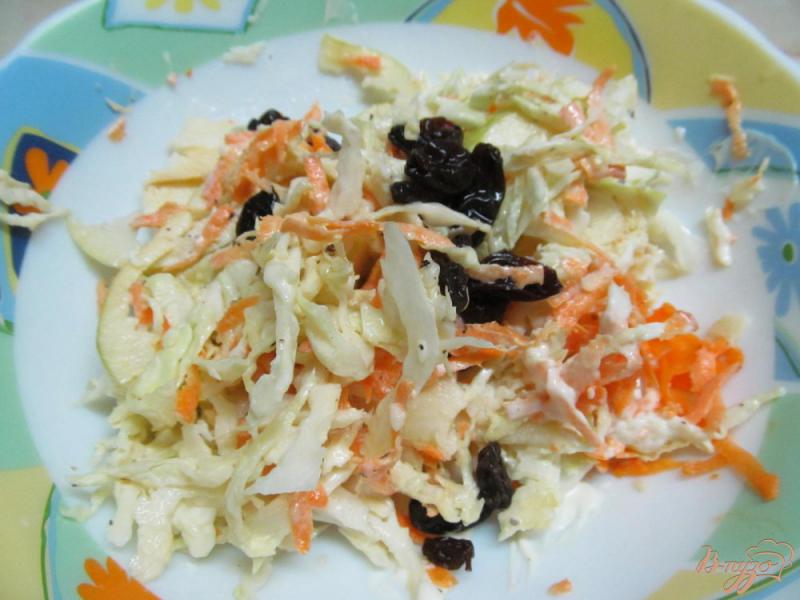Фото приготовление рецепта: Салат из капусты с морковью и яблоком шаг №5