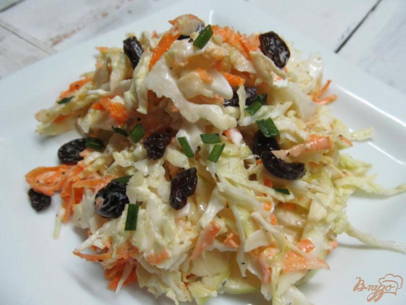 Фото приготовление рецепта: Салат из капусты с морковью и яблоком шаг №6