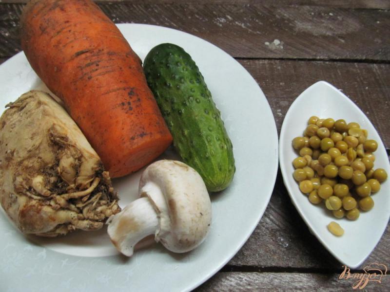 Фото приготовление рецепта: Салат из моркови и сырых шампиньонов шаг №1