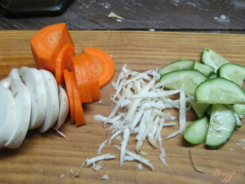 Фото приготовление рецепта: Салат из моркови и сырых шампиньонов шаг №2