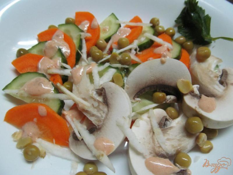 Фото приготовление рецепта: Салат из моркови и сырых шампиньонов шаг №6