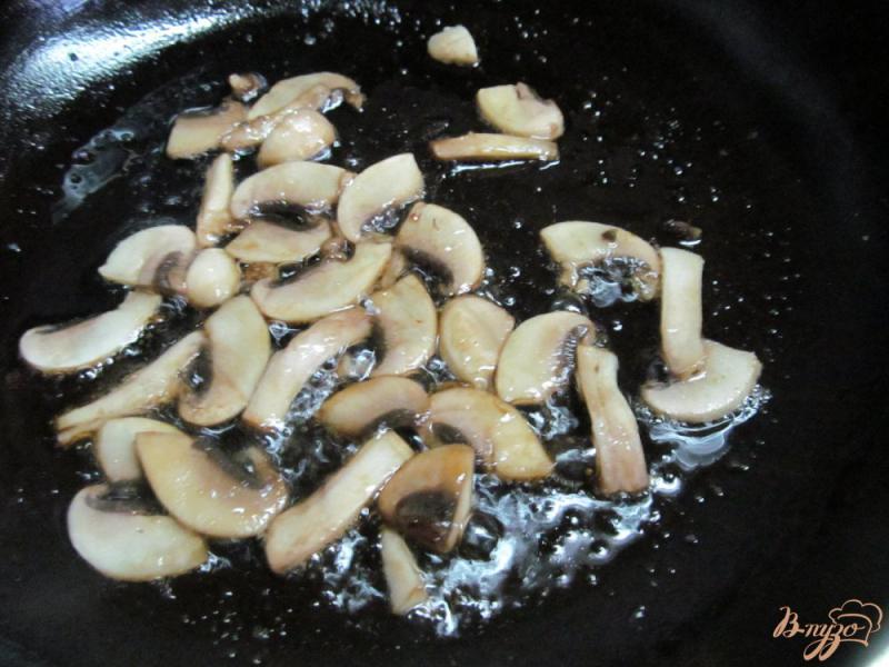 Фото приготовление рецепта: Картофельные оладьи с грибами и паштетом шаг №4