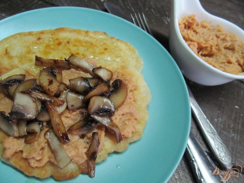 Фото приготовление рецепта: Картофельные оладьи с грибами и паштетом шаг №6
