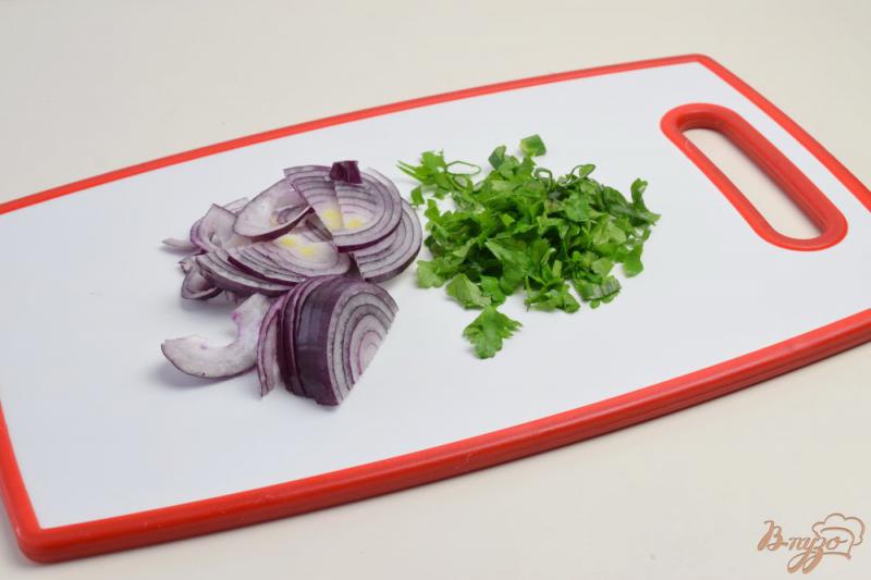 Фото приготовление рецепта: Салат с куриными сердечками и луком шаг №2