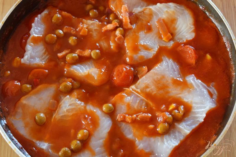 Фото приготовление рецепта: Рыба в томатном соусе с горошком шаг №5