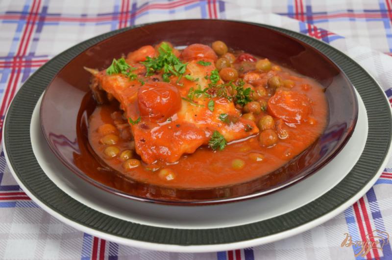 Фото приготовление рецепта: Рыба в томатном соусе с горошком шаг №6