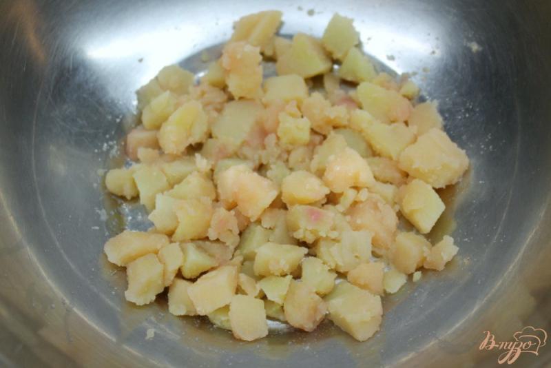 Фото приготовление рецепта: Мясной салат со свеклой и солеными огурчиками шаг №2