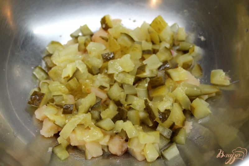 Фото приготовление рецепта: Мясной салат со свеклой и солеными огурчиками шаг №3