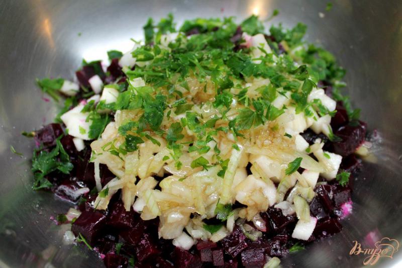 Фото приготовление рецепта: Мясной салат со свеклой и солеными огурчиками шаг №7