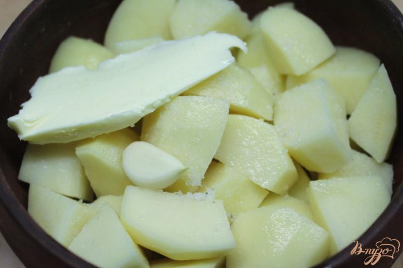 Фото приготовление рецепта: Картофель в горшочке с молоком и шафраном шаг №2