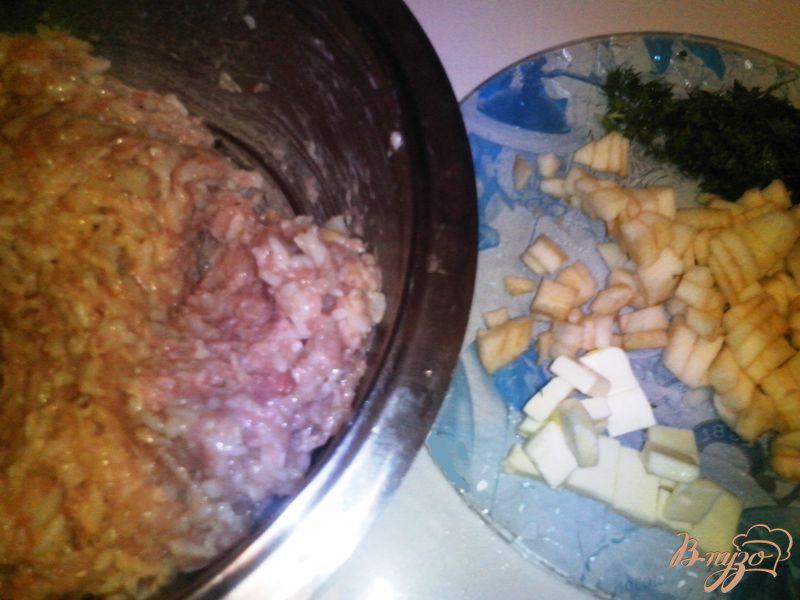Фото приготовление рецепта: Тефтели из мяса индейки с яблочной начинкой шаг №3