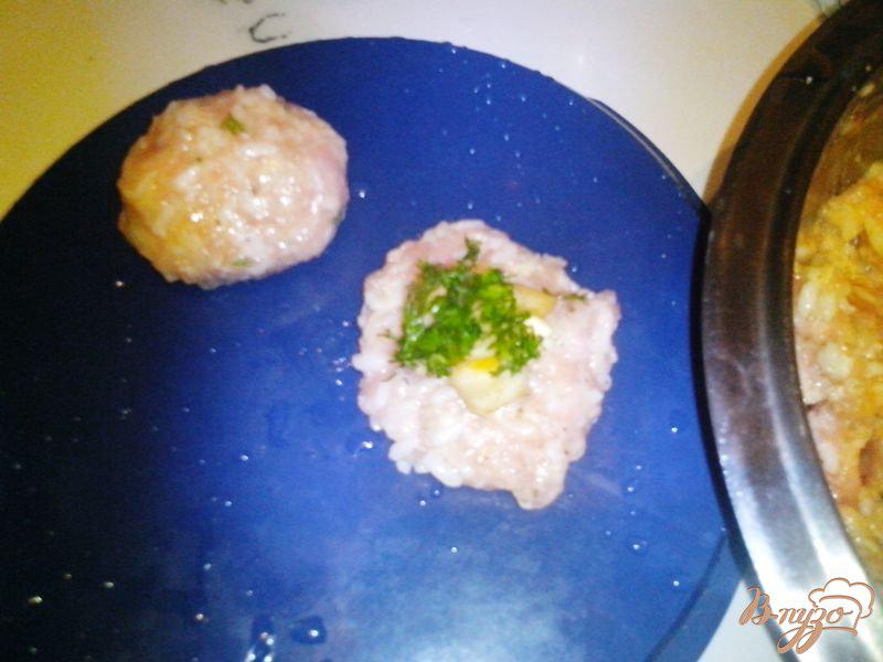 Фото приготовление рецепта: Тефтели из мяса индейки с яблочной начинкой шаг №4