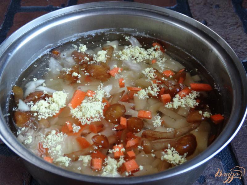 Фото приготовление рецепта: Суп со шпинатом и опятами шаг №4