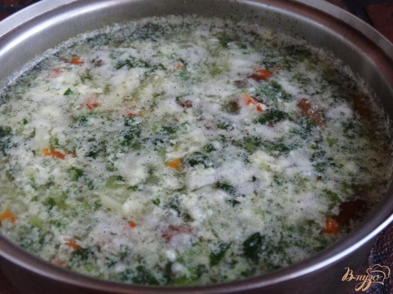 Фото приготовление рецепта: Суп со шпинатом и опятами шаг №7