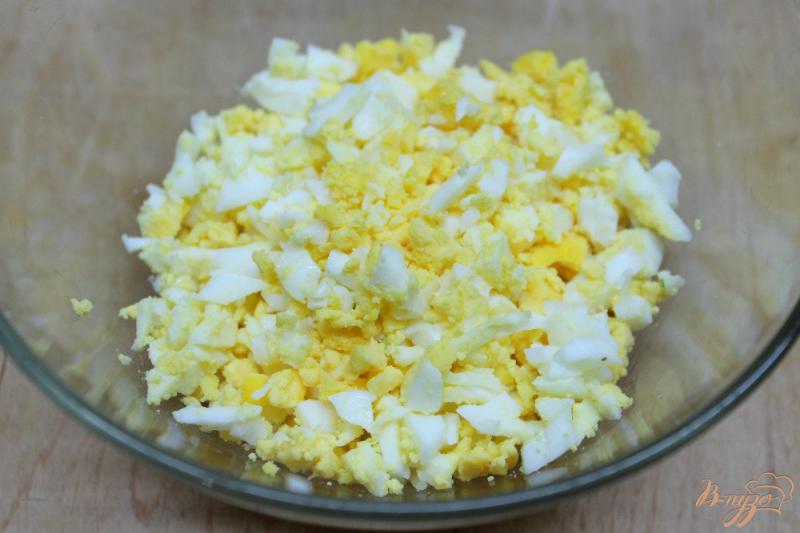 Фото приготовление рецепта: Сырная закуска с яйцом и чесноком шаг №5