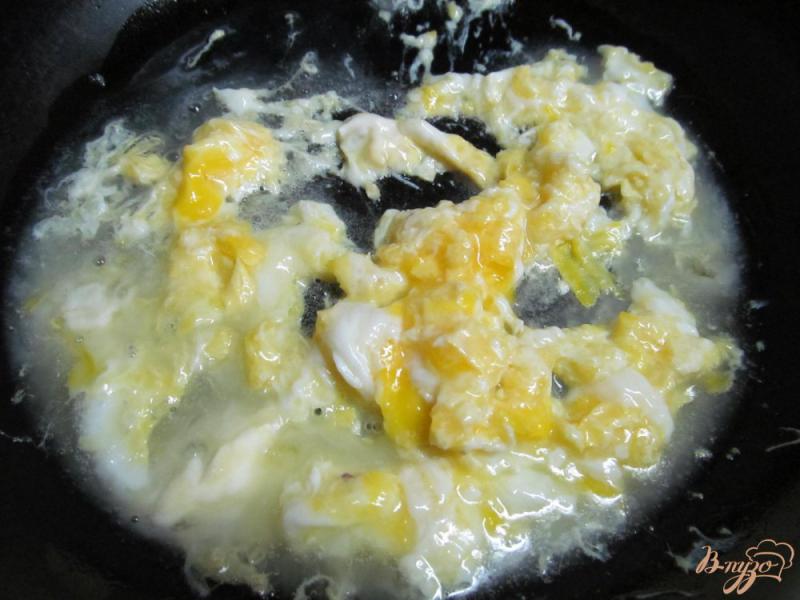 Фото приготовление рецепта: Бутерброд с яйцом и грибами шаг №2
