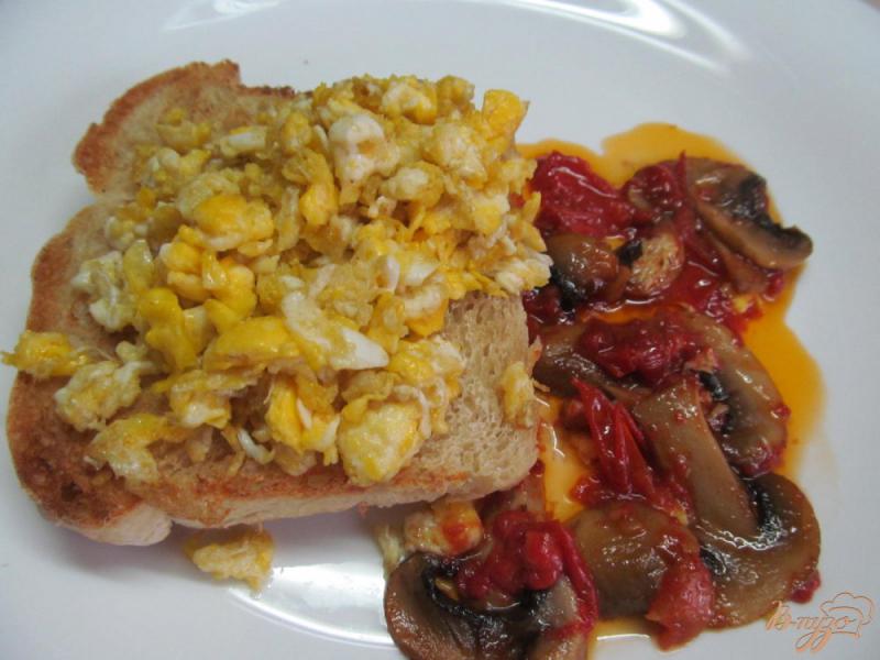 Фото приготовление рецепта: Бутерброд с яйцом и грибами шаг №6