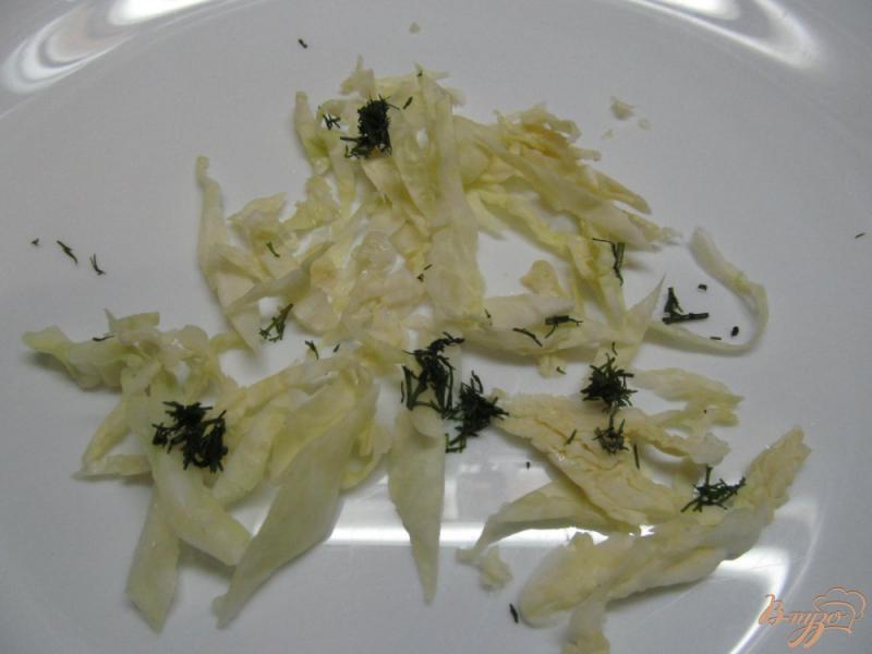 Фото приготовление рецепта: Салат из капусты помидора и перца шаг №2