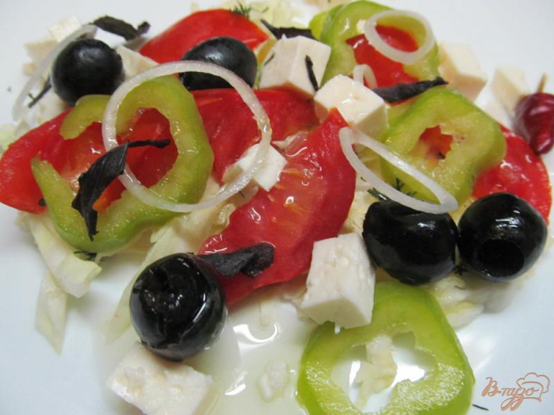 Фото приготовление рецепта: Салат из капусты помидора и перца шаг №5