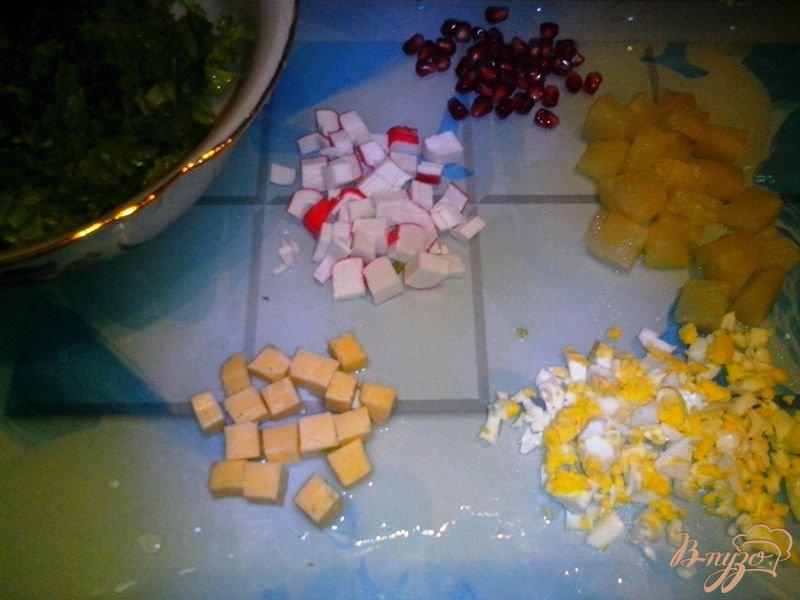 Фото приготовление рецепта: Cалат с ананасом и крабовыми палочками шаг №3