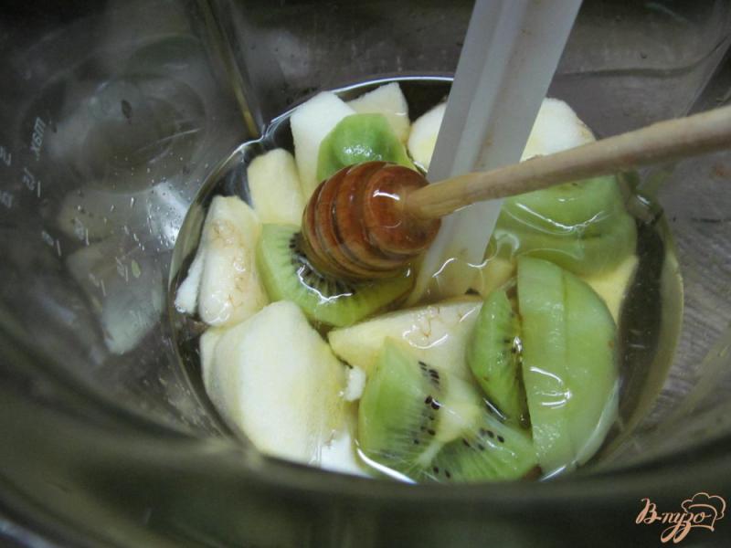 Фото приготовление рецепта: Смузи из киви на мятном чае шаг №3