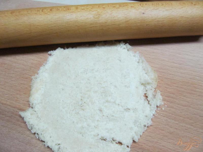 Фото приготовление рецепта: Корзиночки из хлеба с начинкой шаг №2