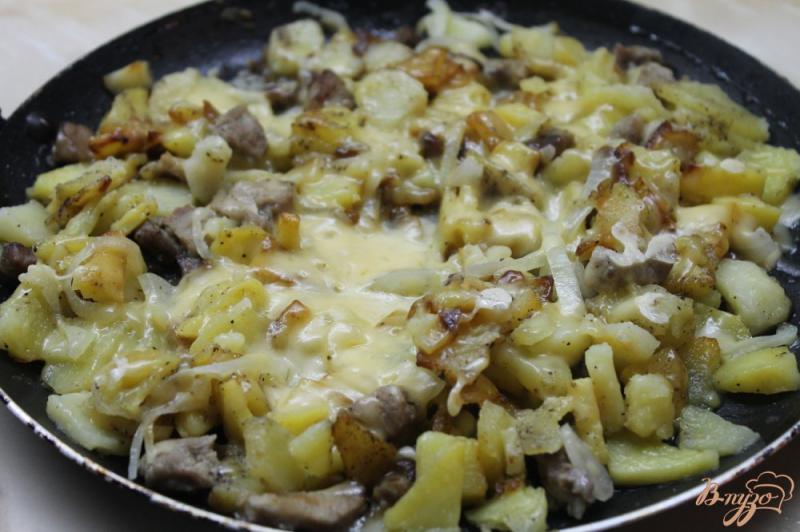 Фото приготовление рецепта: Картофель жаренный со свининой под сыром шаг №4