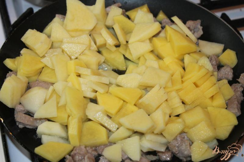 Фото приготовление рецепта: Картофель жаренный со свининой под сыром шаг №3