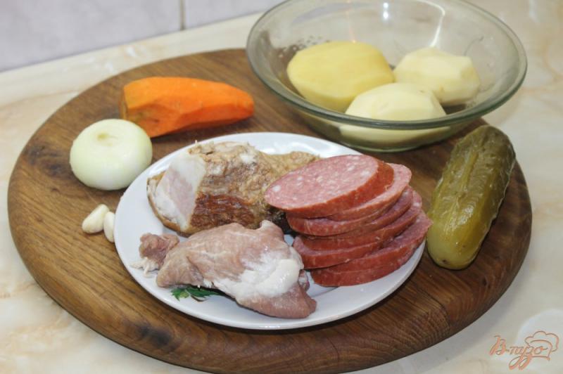 Фото приготовление рецепта: Солянка с копченой курицей, колбасой, беконом и отварной свининой шаг №1