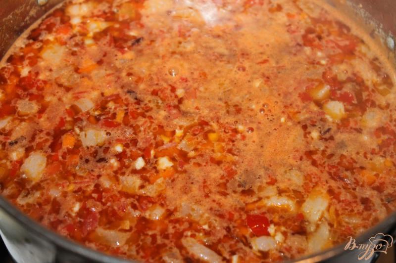 Фото приготовление рецепта: Солянка с копченой курицей, колбасой, беконом и отварной свининой шаг №7
