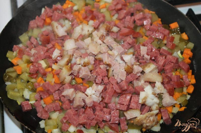 Фото приготовление рецепта: Солянка с копченой курицей, колбасой, беконом и отварной свининой шаг №5