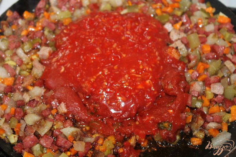 Фото приготовление рецепта: Солянка с копченой курицей, колбасой, беконом и отварной свининой шаг №6