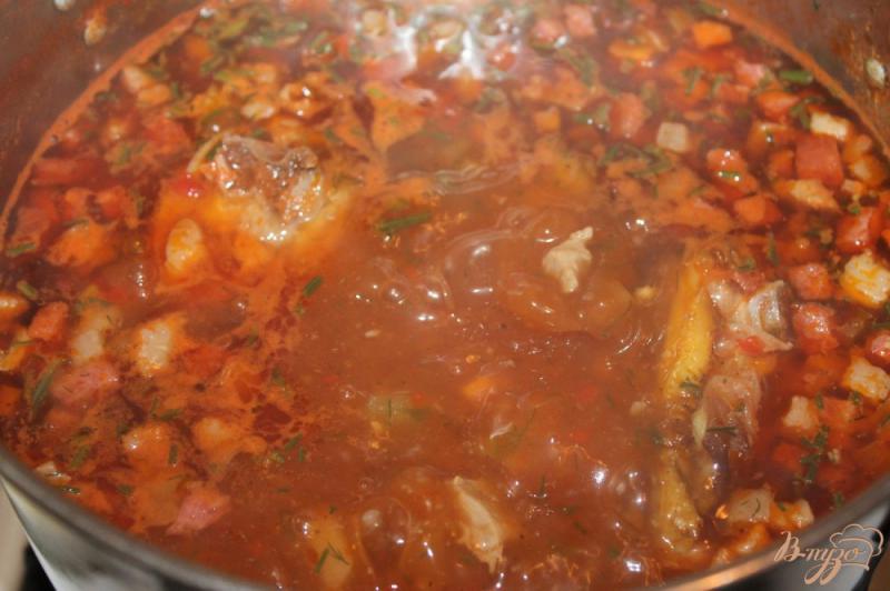 Фото приготовление рецепта: Солянка с копченой курицей, колбасой, беконом и отварной свининой шаг №8