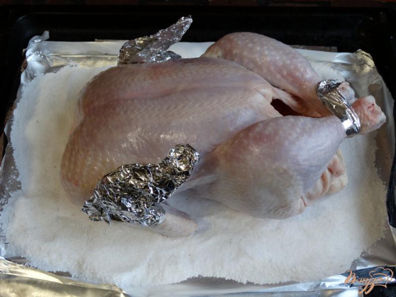 Фото приготовление рецепта: Курица запеченная на соли шаг №4