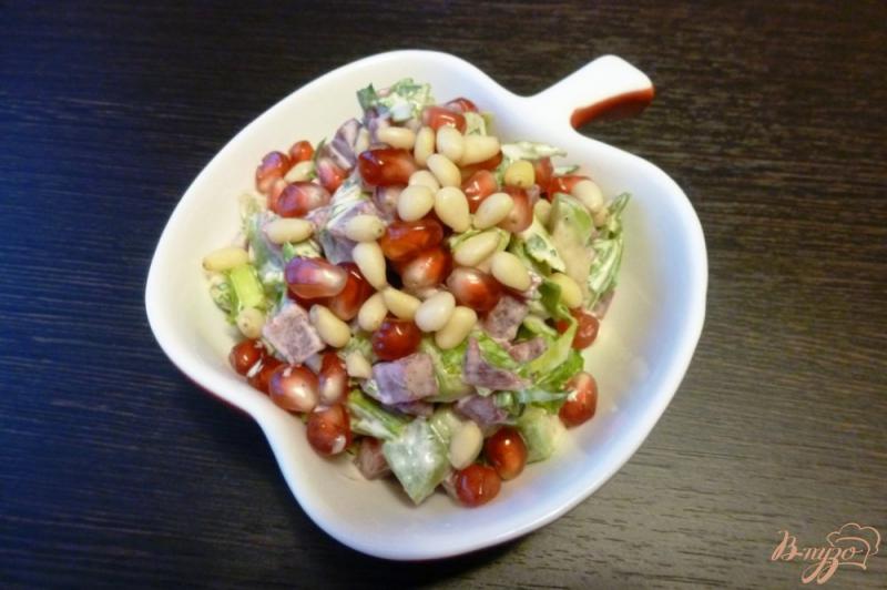 Фото приготовление рецепта: Салат со свеклой и авокадо шаг №4