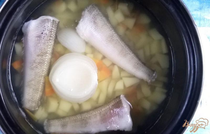Фото приготовление рецепта: Рыбный суп из нототении с манкой шаг №3
