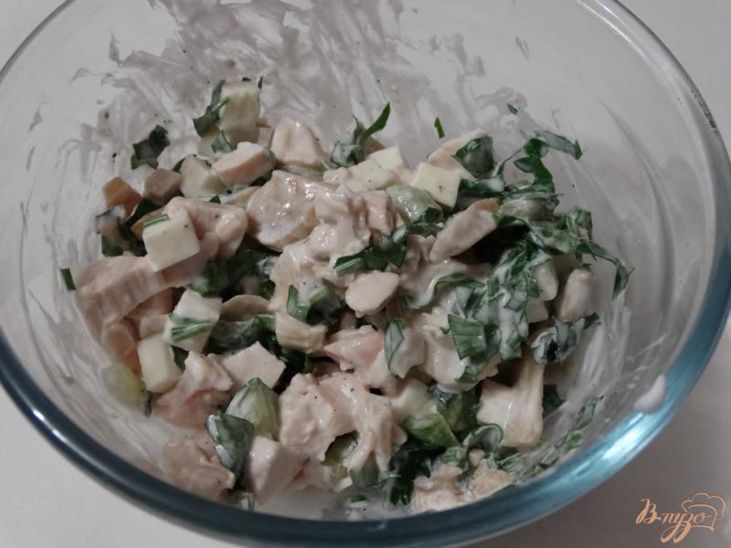Фото приготовление рецепта: Салат с курицей и брынзой шаг №6