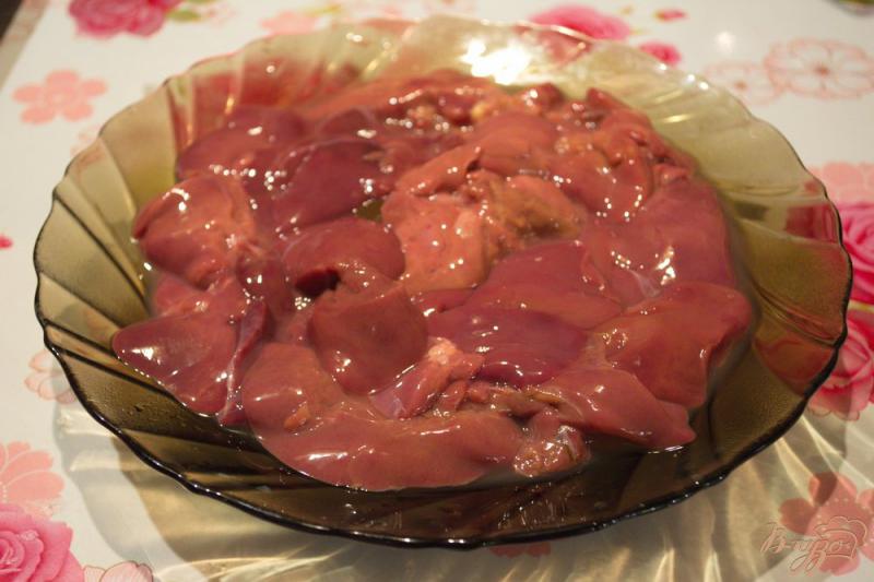 Фото приготовление рецепта: Тушеная куриная печень с луком в сливках шаг №1