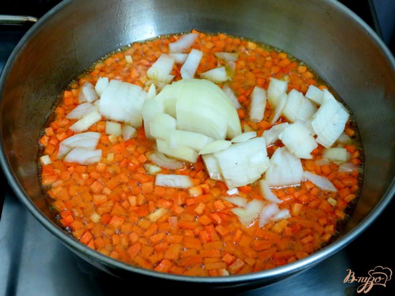 Фото приготовление рецепта: Треска под соусом с овощами шаг №2