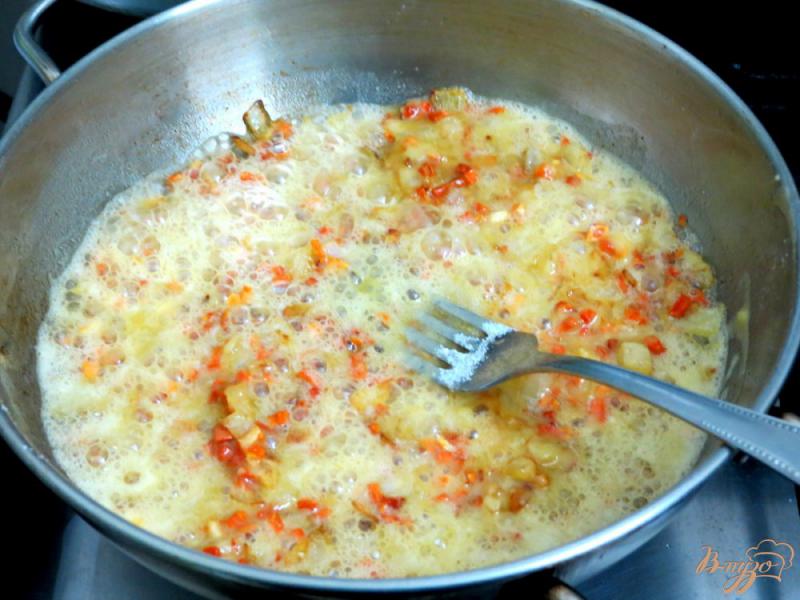 Фото приготовление рецепта: Треска под соусом с овощами шаг №3